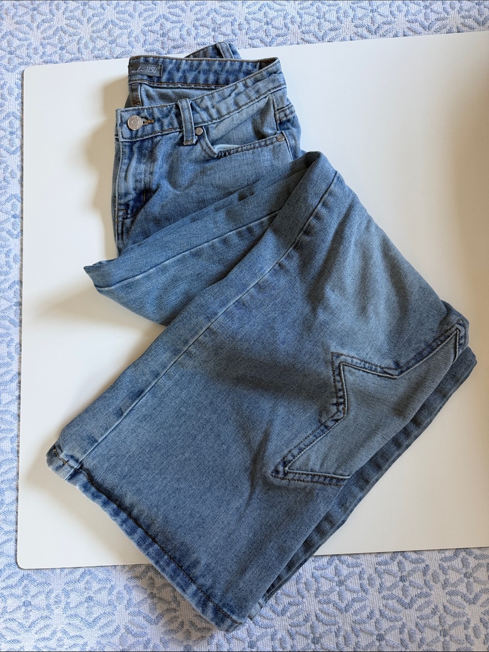 Classic Straight-Leg Women's Jeans in Mid Blue